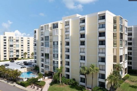 Condo in Clearwater, Florida, 2 bedrooms № 2215180 - photo 2