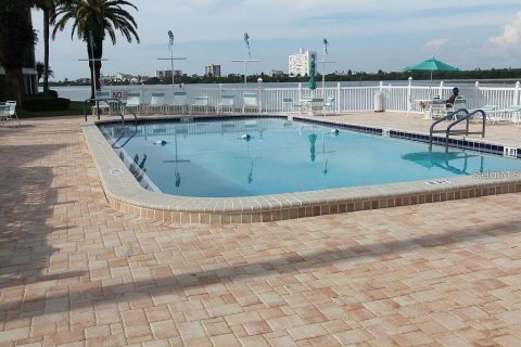 Condo in Clearwater, Florida, 2 bedrooms № 2215180 - photo 11
