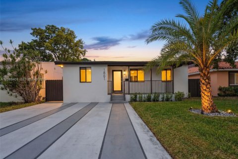 Casa en Miami, Florida 4 dormitorios, 182.55 m2 № 2363683