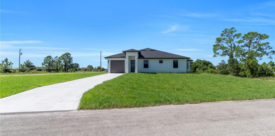 Propiedad comercial en Lehigh Acres, Florida № 1929428