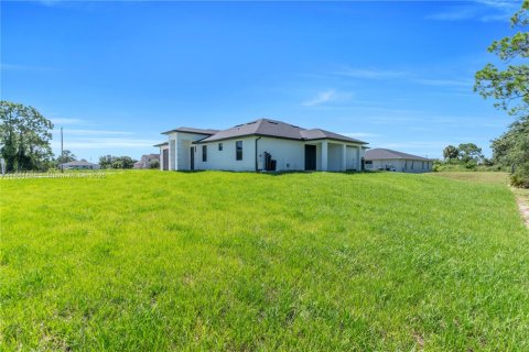 Propiedad comercial en venta en Lehigh Acres, Florida № 1929428 - foto 5