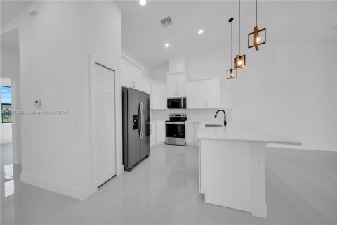 Propiedad comercial en venta en Lehigh Acres, Florida № 1929428 - foto 21