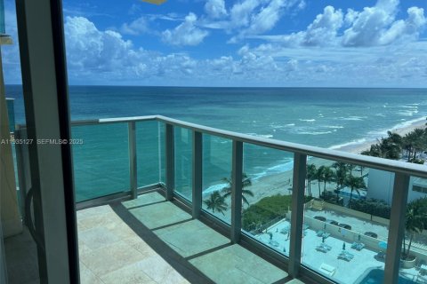 Condominio en alquiler en Hollywood, Florida, 44.78 m2 № 1993287 - foto 1