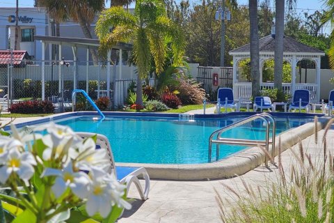 Condo in Largo, Florida, 2 bedrooms  № 1917069 - photo 2
