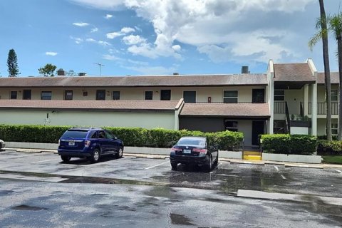 Condo in Largo, Florida, 2 bedrooms  № 1917069 - photo 1