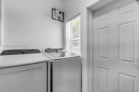 House in Miami, Florida 3 bedrooms, 144.56 sq.m. № 1878871 - photo 25
