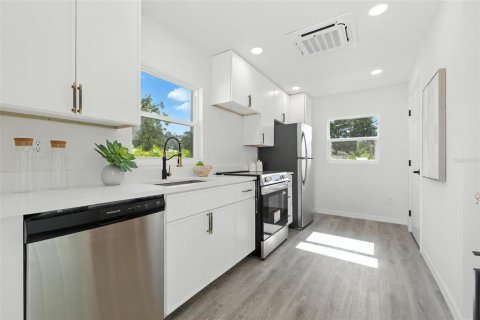 House in Saint Petersburg, Florida 4 bedrooms, 182.65 sq.m. № 1866321 - photo 30