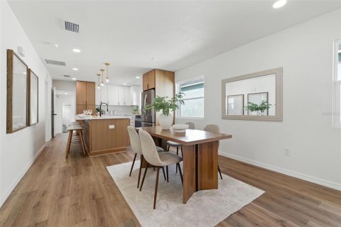 House in Saint Petersburg, Florida 4 bedrooms, 182.65 sq.m. № 1866321 - photo 5