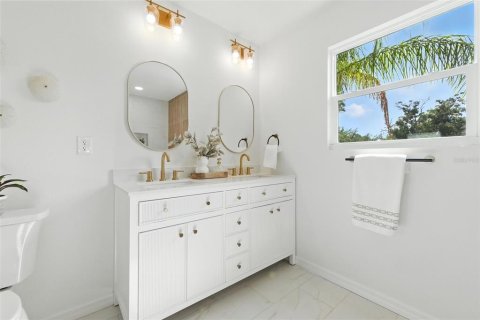 House in Saint Petersburg, Florida 4 bedrooms, 182.65 sq.m. № 1866321 - photo 20