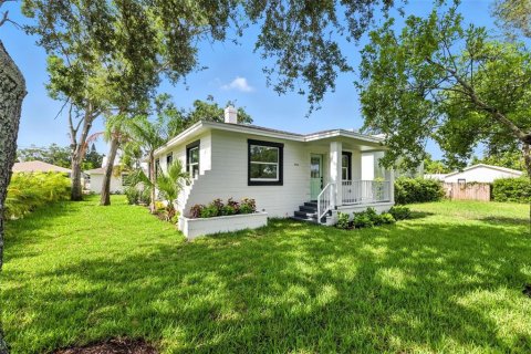House in Saint Petersburg, Florida 4 bedrooms, 182.65 sq.m. № 1866321 - photo 1