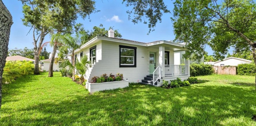 House in Saint Petersburg, Florida 4 bedrooms, 182.65 sq.m. № 1866321