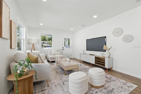 House in Saint Petersburg, Florida 4 bedrooms, 182.65 sq.m. № 1866321 - photo 6