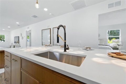 House in Saint Petersburg, Florida 4 bedrooms, 182.65 sq.m. № 1866321 - photo 14