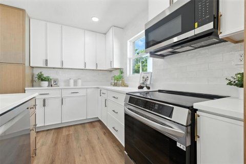 House in Saint Petersburg, Florida 4 bedrooms, 182.65 sq.m. № 1866321 - photo 17