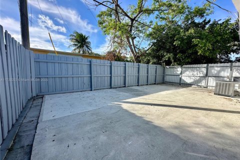 Propiedad comercial en venta en North Miami Beach, Florida, 139.35 m2 № 1483630 - foto 22