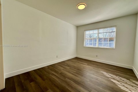 Propiedad comercial en venta en North Miami Beach, Florida, 139.35 m2 № 1483630 - foto 12