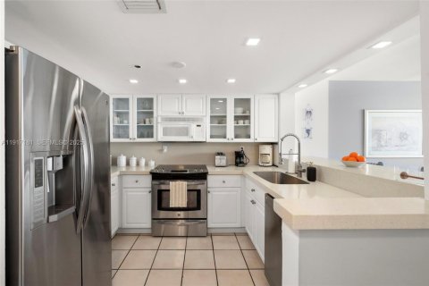 Condo in Miami Beach, Florida, 1 bedroom  № 2082568 - photo 9