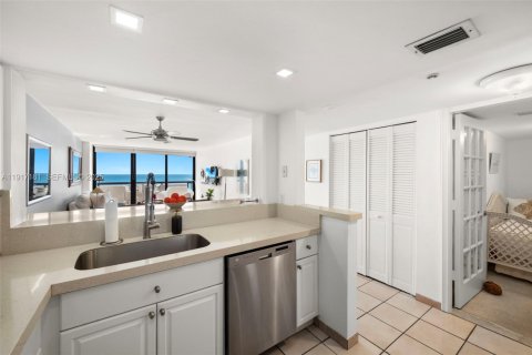 Condo in Miami Beach, Florida, 1 bedroom  № 2082568 - photo 11