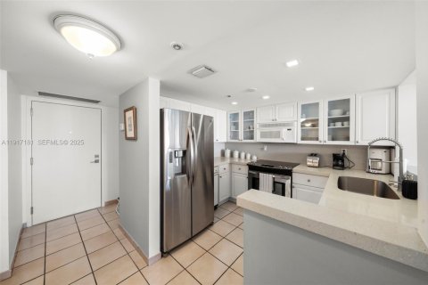 Condo in Miami Beach, Florida, 1 bedroom  № 2082568 - photo 10