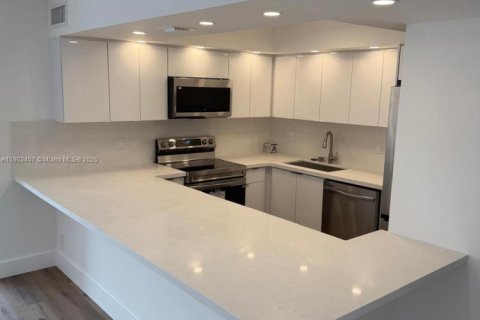 Condominio en alquiler en Hallandale Beach, Florida, 2 dormitorios, 85.84 m2 № 1954396 - foto 1