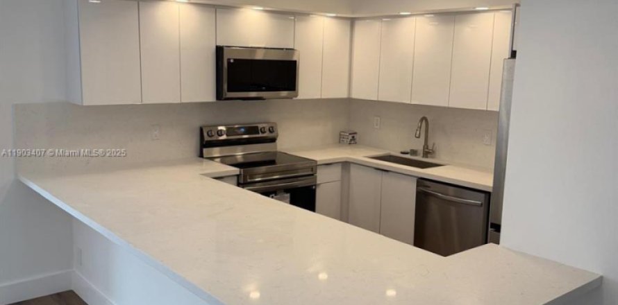 Condominio en Hallandale Beach, Florida, 2 dormitorios  № 1954396