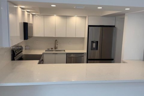 Condominio en alquiler en Hallandale Beach, Florida, 2 dormitorios, 85.84 m2 № 1954396 - foto 2