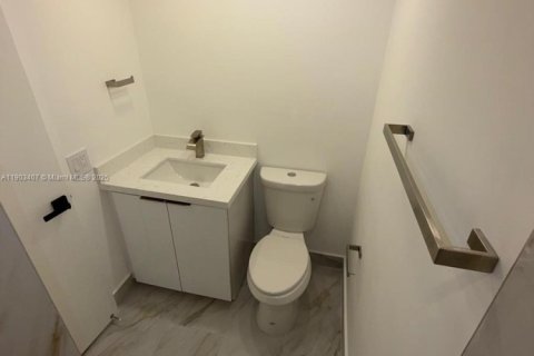 Condominio en alquiler en Hallandale Beach, Florida, 2 dormitorios, 85.84 m2 № 1954396 - foto 13