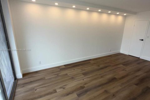 Condominio en alquiler en Hallandale Beach, Florida, 2 dormitorios, 85.84 m2 № 1954396 - foto 17