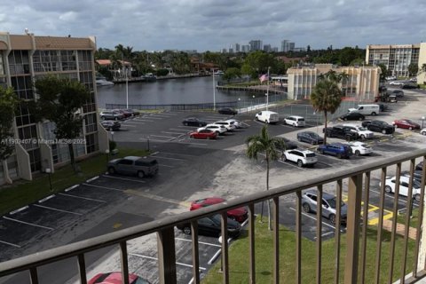 Condominio en alquiler en Hallandale Beach, Florida, 2 dormitorios, 85.84 m2 № 1954396 - foto 23