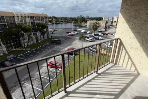 Condominio en alquiler en Hallandale Beach, Florida, 2 dormitorios, 85.84 m2 № 1954396 - foto 22
