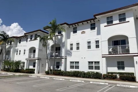 Condo in Doral, Florida, 2 bedrooms  № 1944730 - photo 1