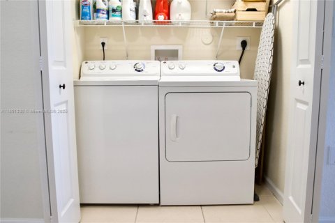 Condo in Doral, Florida, 2 bedrooms  № 1944730 - photo 8