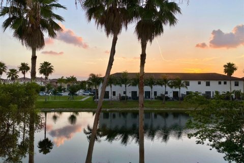 Condo in Doral, Florida, 2 bedrooms  № 1944730 - photo 12