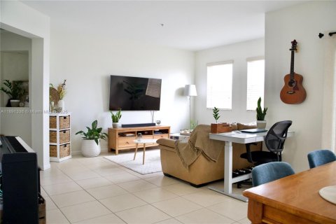 Condo in Doral, Florida, 2 bedrooms  № 1944730 - photo 3