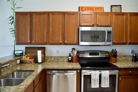 Condo in Doral, Florida, 2 bedrooms  № 1944730 - photo 7