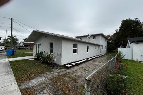 House in West Park, Florida 8 bedrooms, 222.97 sq.m. № 2065949
