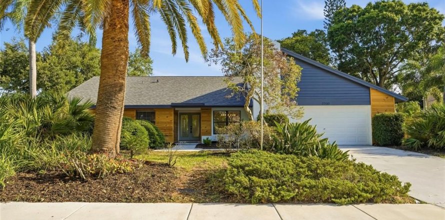 House in Clearwater, Florida 4 bedrooms, 240.99 sq.m. № 2221652