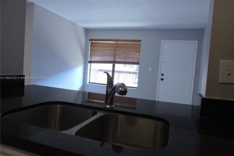 Снять в аренду кондоминиум в Майами, Флорида 2 спальни, 69.68м2, № 1955158 - фото 7