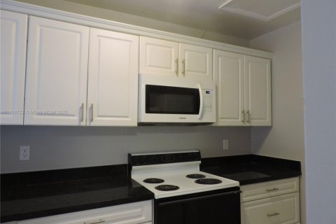 Снять в аренду кондоминиум в Майами, Флорида 2 спальни, 69.68м2, № 1955158 - фото 5