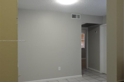 Снять в аренду кондоминиум в Майами, Флорида 2 спальни, 69.68м2, № 1955158 - фото 8