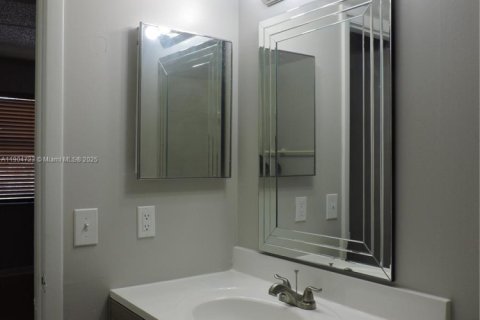 Снять в аренду кондоминиум в Майами, Флорида 2 спальни, 69.68м2, № 1955158 - фото 17