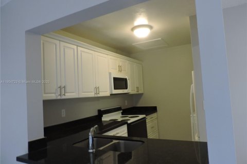 Снять в аренду кондоминиум в Майами, Флорида 2 спальни, 69.68м2, № 1955158 - фото 4