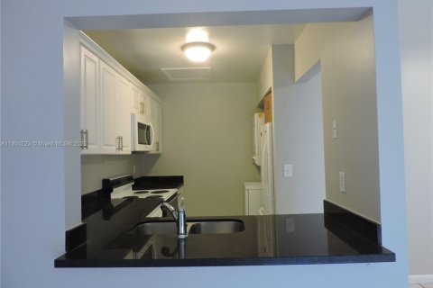 Снять в аренду кондоминиум в Майами, Флорида 2 спальни, 69.68м2, № 1955158 - фото 3