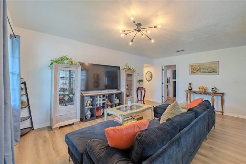 House in Tampa, Florida 2 bedrooms, 147.71 sq.m. № 1885291 - photo 9
