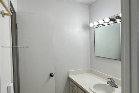 Condo in Miami Beach, Florida, 1 bedroom  № 1705184 - photo 16