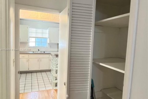 Condo in Miami Beach, Florida, 1 bedroom  № 1705184 - photo 13