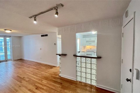 Condo in Miami Beach, Florida, 1 bedroom  № 1705184 - photo 2