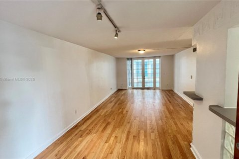 Condo in Miami Beach, Florida, 1 bedroom  № 1705184 - photo 1