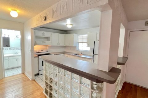 Condo in Miami Beach, Florida, 1 bedroom  № 1705184 - photo 5