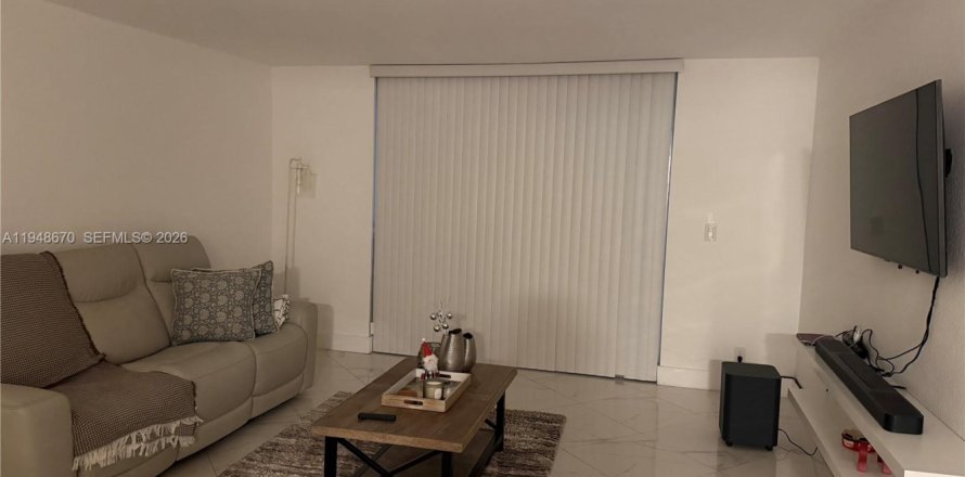 Кондоминиум с 1 спальней в Халландейл-Бич, Флорида № 2054891